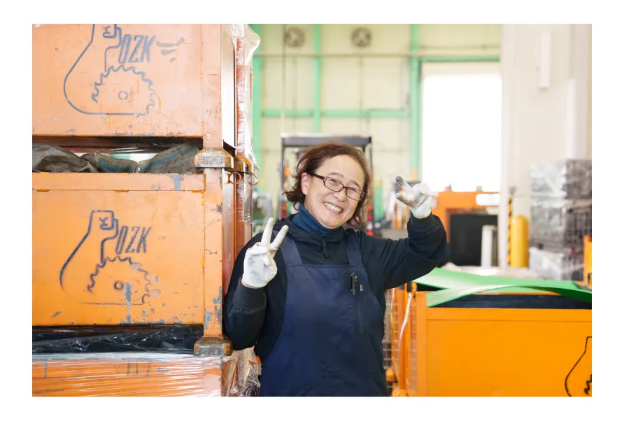 ピースをする女性写真